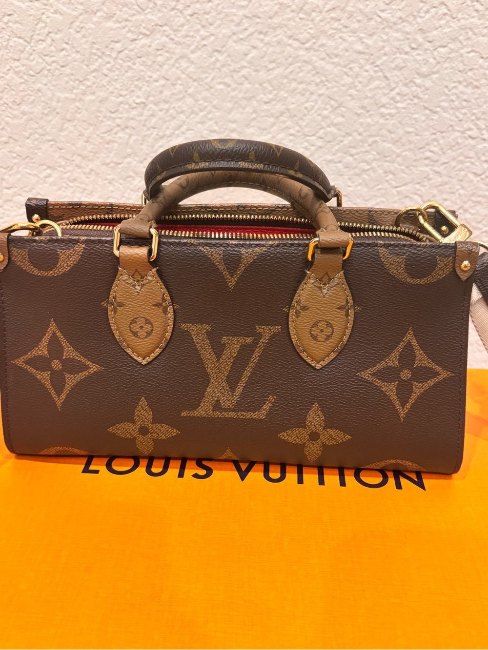 Louis Vuitton On the Go EW in Giant Reverse Monogram - Picture 4 of 15